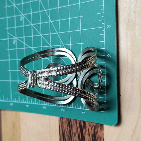 Open Cuff Bracelet Silver Tone - Picture 11 of 12